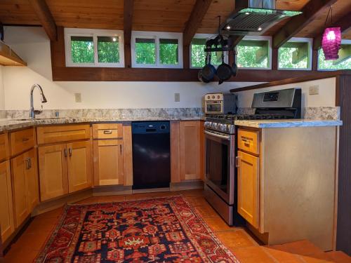 Monthly Only - Canyon Cottage in the Redwoods near Downtownにあるキッチンまたは簡易キッチン