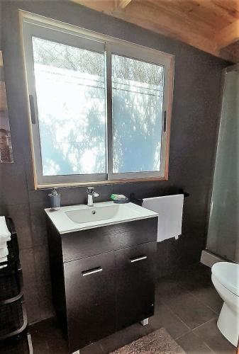 a bathroom with a sink and a window at 100 Experiencias Chile, habitación 3 in Lagunillas