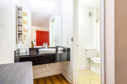 een badkamer met een wastafel en een toilet bij Motel 6-Brunswick, GA in Brunswick