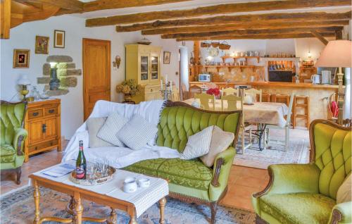 un salon avec un canapé et une table dans l'établissement Gorgeous Home In Trégunc With Kitchen, à Kerguillaouet