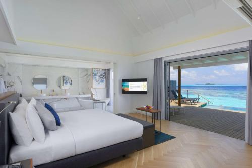 Ένα ή περισσότερα κρεβάτια σε δωμάτιο στο OUTRIGGER Maldives Maafushivaru Resort - 25 percent discount on transfers for min 4 nights stay and more, valid for reservations between 01 July till 22 Dec 2025