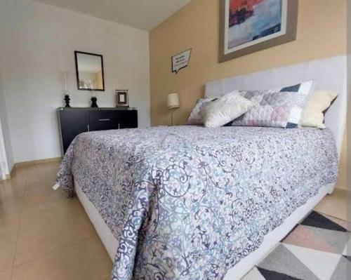 ein Schlafzimmer mit einem großen Bett in einem Zimmer in der Unterkunft Casa san jose in Chicoloapan de Juárez