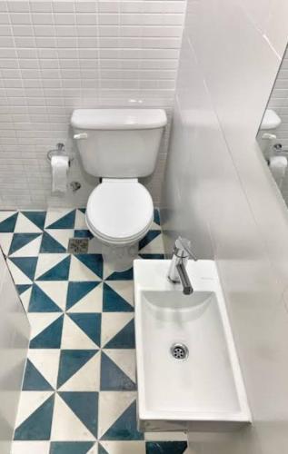 a bathroom with a toilet and a sink at Casa san jose in Chicoloapan de Juárez