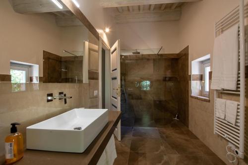 Ένα μπάνιο στο Villa Lucarella with pool, Air Con - San Casciano dei Bagni