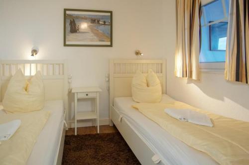 Postel nebo postele na pokoji v ubytování Strandhotel-Heiligenhafen-Wohnung-120-Wellenreiter-Typ-II