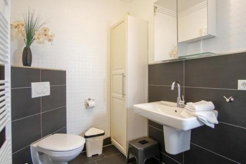 Koupelna v ubytování Strandhotel-Heiligenhafen-Wohnung-120-Wellenreiter-Typ-II