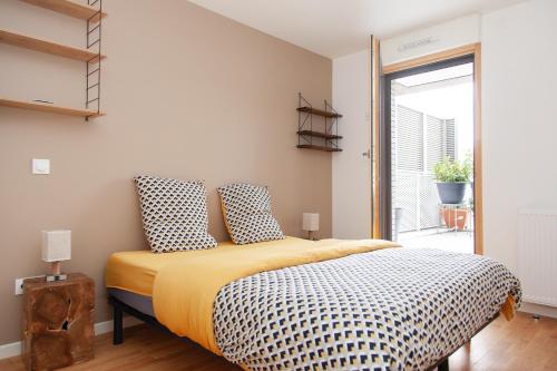 - une chambre avec un lit doté de draps jaunes et une fenêtre dans l'établissement Appart Chic & Elégant-Métro 7 Leo-Lagrange+Parking, à Villejuif