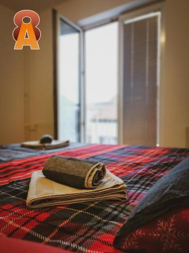 - une serviette assise au-dessus du lit dans l'établissement Apartman 8, à Valjevo