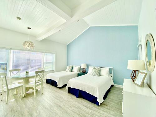 um quarto com 2 camas, uma mesa e uma sala de jantar em Windward at the Beach em Beach Haven