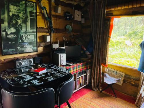 Habitación con fogones en una cabaña con ventana en Cabaña Rústica Villa Alicia, en Paipa