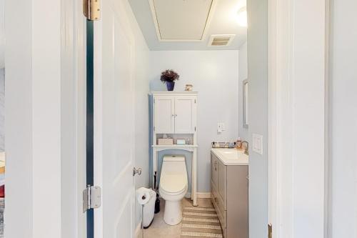 uma casa de banho com um WC e um lavatório em Strandhuisje em Rockaway Beach