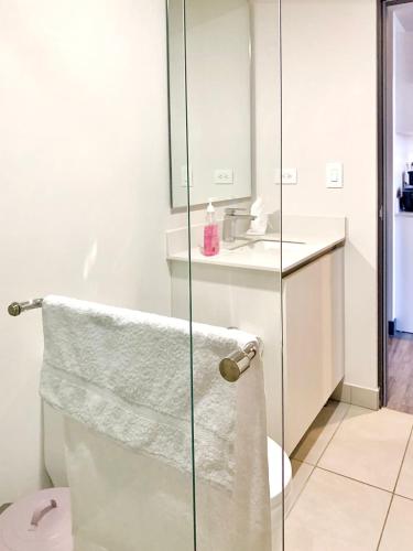 a bathroom with a glass shower stall and a toilet at Único Apartamento en Nuevo y Moderno Condominio in San José