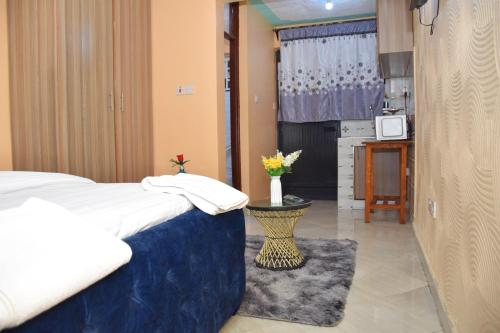 una camera d'albergo con letto e piccola cucina di Soft home studio a Nairobi