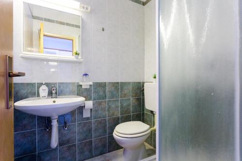 ein Badezimmer mit Toilette und Waschbecken in der Unterkunft Twin Room Marina 5953a in Marina
