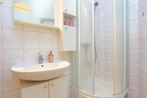 La salle de bains est pourvue d'un lavabo et d'une douche. dans l'établissement Apartment Marina 5953b, à Marina