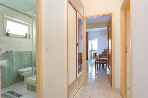 La salle de bains est pourvue de toilettes et d'un lavabo. dans l'établissement Apartment Marina 5953c, à Marina