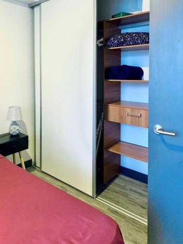 a room with a closet with a bed and a door at Único Apartamento en Nuevo y Moderno Condominio in San José