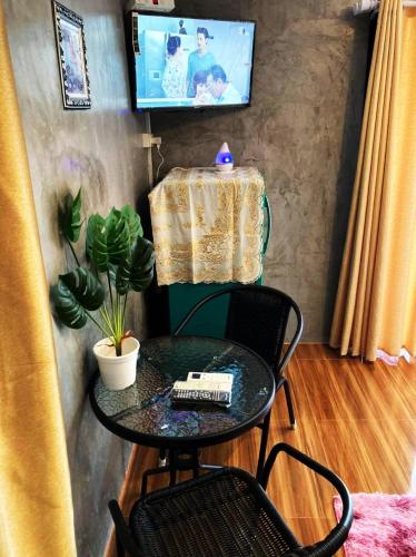 TV a/nebo společenská místnost v ubytování บ้านสวีทคาบาน่า และบ้านสวีทโอโซนBy The mountain Ozone บ้านโอโซนขุนเขาแก่งกกระจาน
