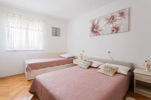 Postel nebo postele na pokoji v ubytování Apartments by the sea Zivogosce - Porat, Makarska - 6899