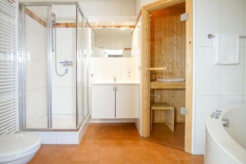 łazienka z prysznicem, toaletą i umywalką w obiekcie Strandpark-Grossenbrode-Haus-Sonnenschein-Wohnung-23-Stoertebecker w mieście Großenbrode