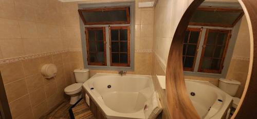 Hotel Voila Londres في سانتياغو: حمام مع حوض استحمام ومرحاض