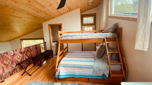 Postel nebo postele na pokoji v ubytování Eagle Peak Guesthouse
