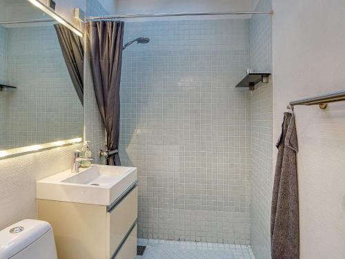 een badkamer met een wastafel, een toilet en een douche bij Holiday home Gilleleje XCI in Gilleleje