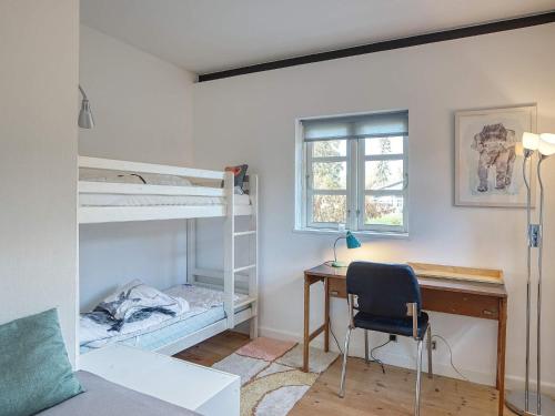1 dormitorio con escritorio y literas en Holiday home Gilleleje XCI, en Gilleleje