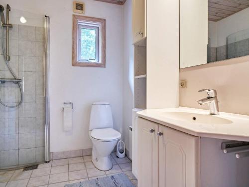 uma casa de banho com um WC, um lavatório e um chuveiro em Holiday home Aakirkeby XXXIX em Vester Sømarken