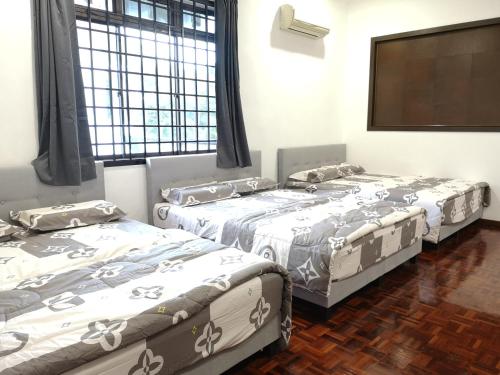 Postel nebo postele na pokoji v ubytování Jb City 5 Bedroom semi-d Near ksl,mid valley ,berjaya waterfront