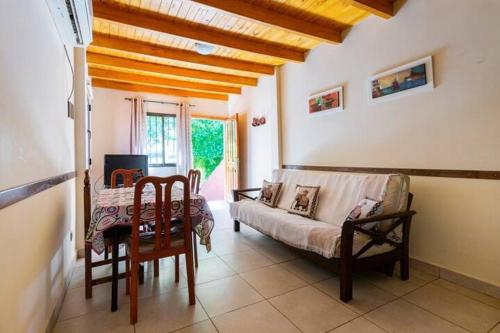 ein Wohnzimmer mit einem Sofa und einem Tisch in der Unterkunft Sol Mendocino in Mendoza