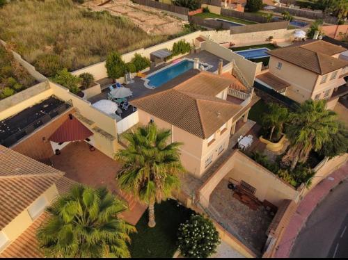 vista sul tetto di una casa con piscina di Willa con piscina a El Vendrell