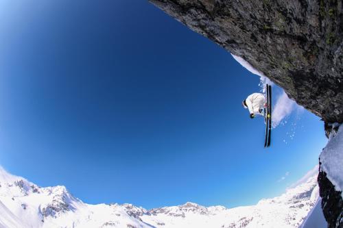 a person is rappelling down a snow covered mountain at Apart Sportiva in Klösterle am Arlberg