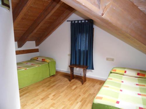 Postel nebo postele na pokoji v ubytování Pensió i Apartaments la Bordeta