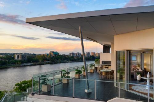 - une vue depuis le balcon d'un bâtiment avec une rivière dans l'établissement Stunning Waterfront Penthouse 3 or 4 Bedrooms, à Brisbane