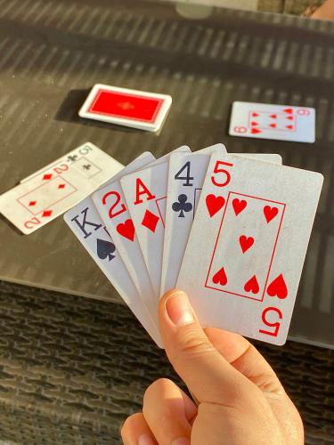 a person holding up a pair of poker cards at Hotel Las Palmeras in Huacho
