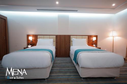 Кровать или кровати в номере Mena East Suites Dammam