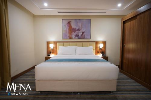 Кровать или кровати в номере Mena East Suites Dammam