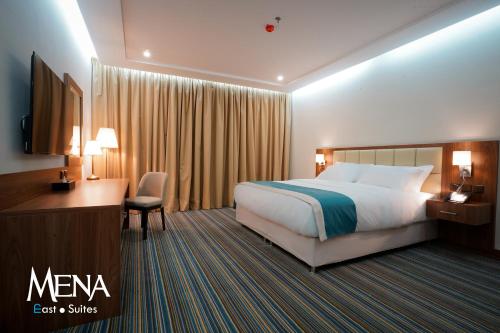 Кровать или кровати в номере Mena East Suites Dammam