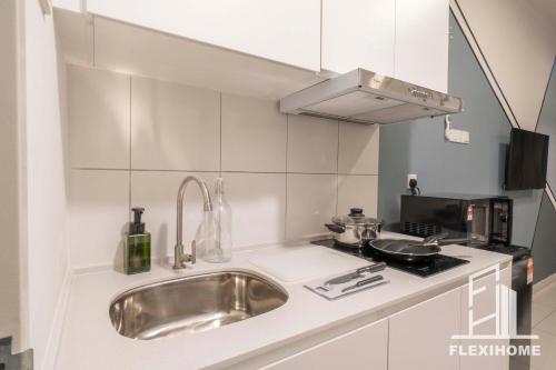 雪邦KLIA-KLIA 2, Comfy Studio, Horizon Suites Sepang-Dengkil by Flexihome-MY的带水槽和炉灶的小厨房