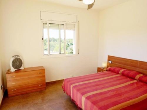 1 dormitorio con cama y ventana en Villa L'Ametlla de Mar, 5 pièces, 8 personnes - HISP-217-30, en L'Ametlla de Mar