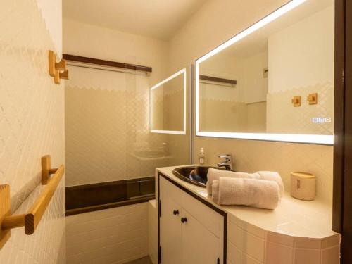 ein Badezimmer mit Waschbecken und Spiegel in der Unterkunft Charmant 2 pièces à Valmorel avec balcon, linge de lit et ménage inclus, 4 pers. - FR-1-291-879 in Valmorel