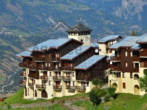 Photo de la galerie de l'établissement Duplex 3 pièces rénové avec balcon, proche pistes et commerces à Montchavin (La Plagne) - FR-1-329-82, à La Plagne Tarentaise