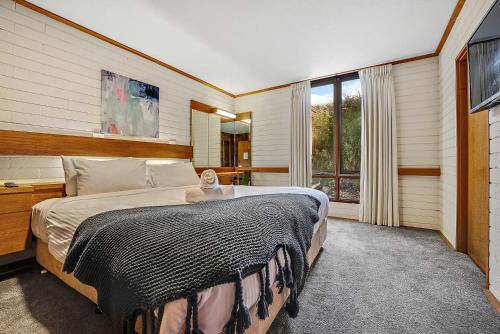 Voodi või voodid majutusasutuse Grey Kangaroo - 2BR l Lake Front l Pet Friendly l Air-Con l BBQ l WiFi toas