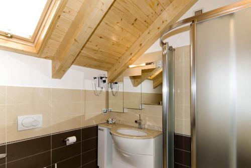 a bathroom with a toilet and a sink at Hotel Lido in Deiva Marina