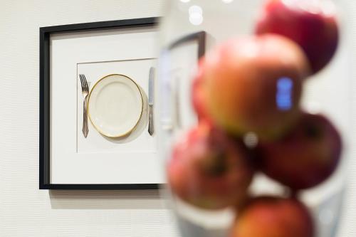 a picture of apples in front of a mirror at Harry nie z tej bajki & Bałtycka44 Apartments in Olsztyn
