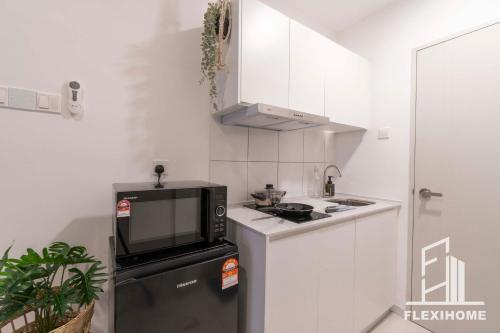 KLIA, KLIA2, Horizon Suites Sepang, Designed Studio, by Flexihome-MYにあるキッチンまたは簡易キッチン