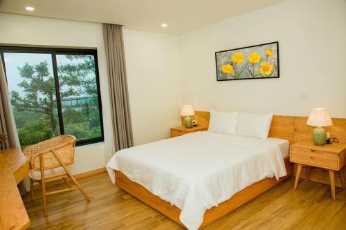 Làng HạにあるTAM ĐẢO GOLF VILLA 6 PHÒNG NGỦのベッドと窓のある寝室