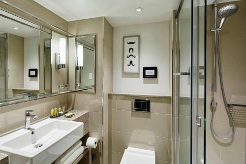 bagno con lavandino e doccia di London Marriott Hotel Regents Park a Londra