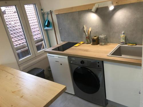 une cuisine avec un évier et une machine à laver dans l'établissement le BOHO / Rent4night Grenoble, à Grenoble